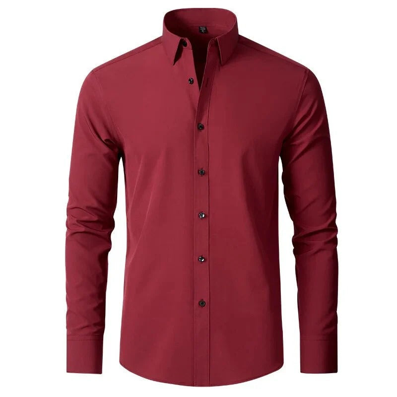 Man strekt armen in comfortabel heren overhemd, toont de flexibele stretch stof en slim fit pasvorm.