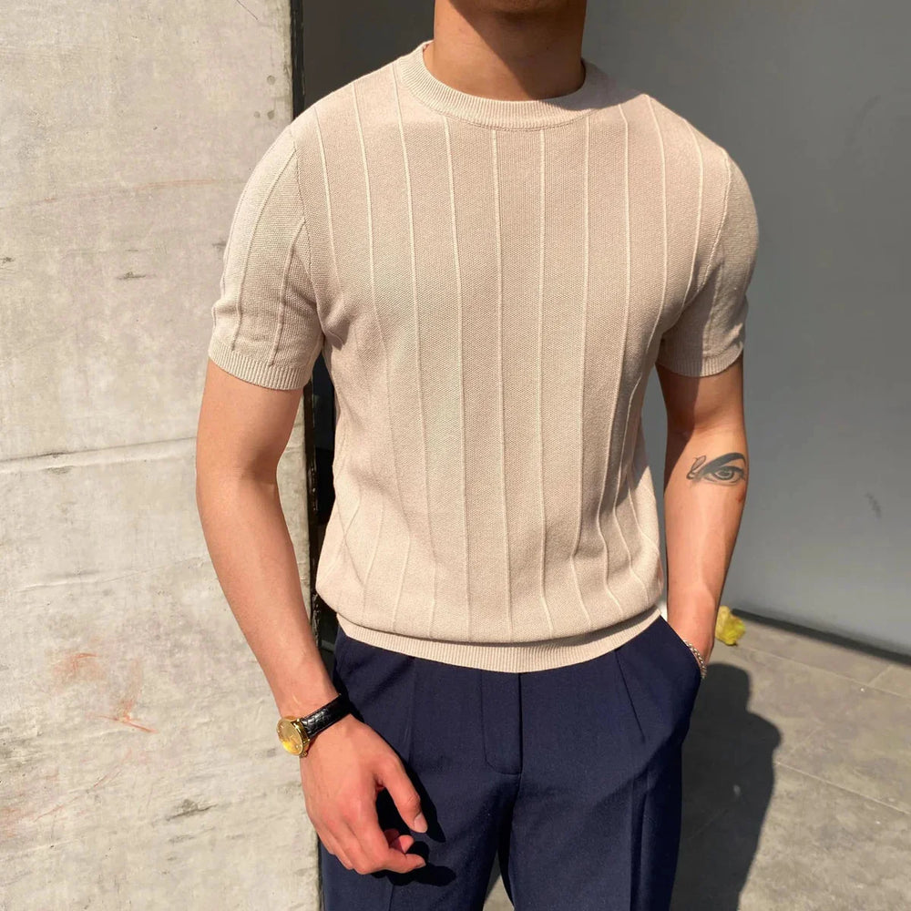 Moderne heren slim fit sweater, korte mouw, met verfijnde verticale strepen. Ideaal voor een stijlvolle smart casual look.