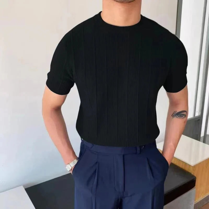 Veelzijdige heren zomertrui met korte mouw & ronde hals. Slim fit design met elegante verticale strepen voor elke gelegenheid.