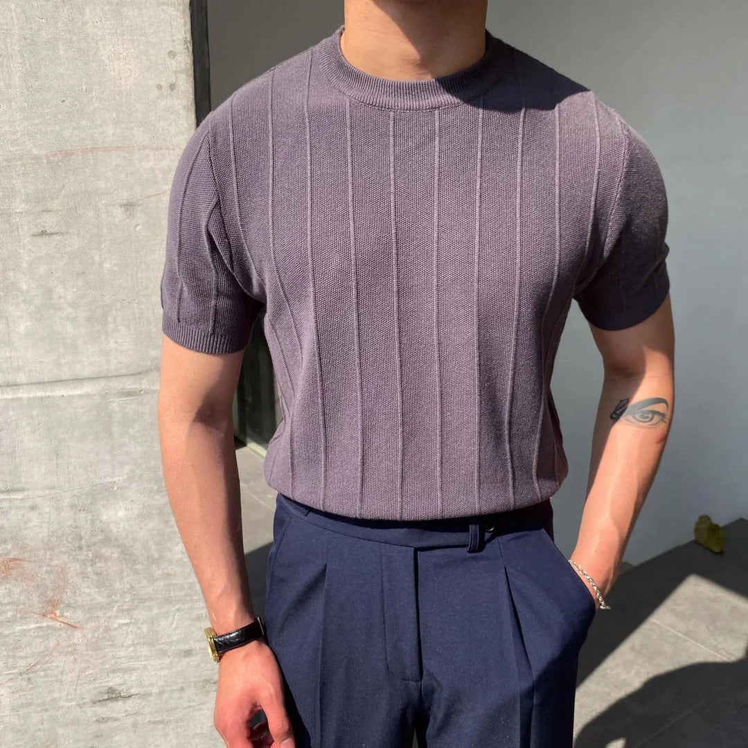 Stijlvolle heren sweater met korte mouw & ronde hals, voorzien van unieke elegante verticale strepen. Perfecte slim fit.