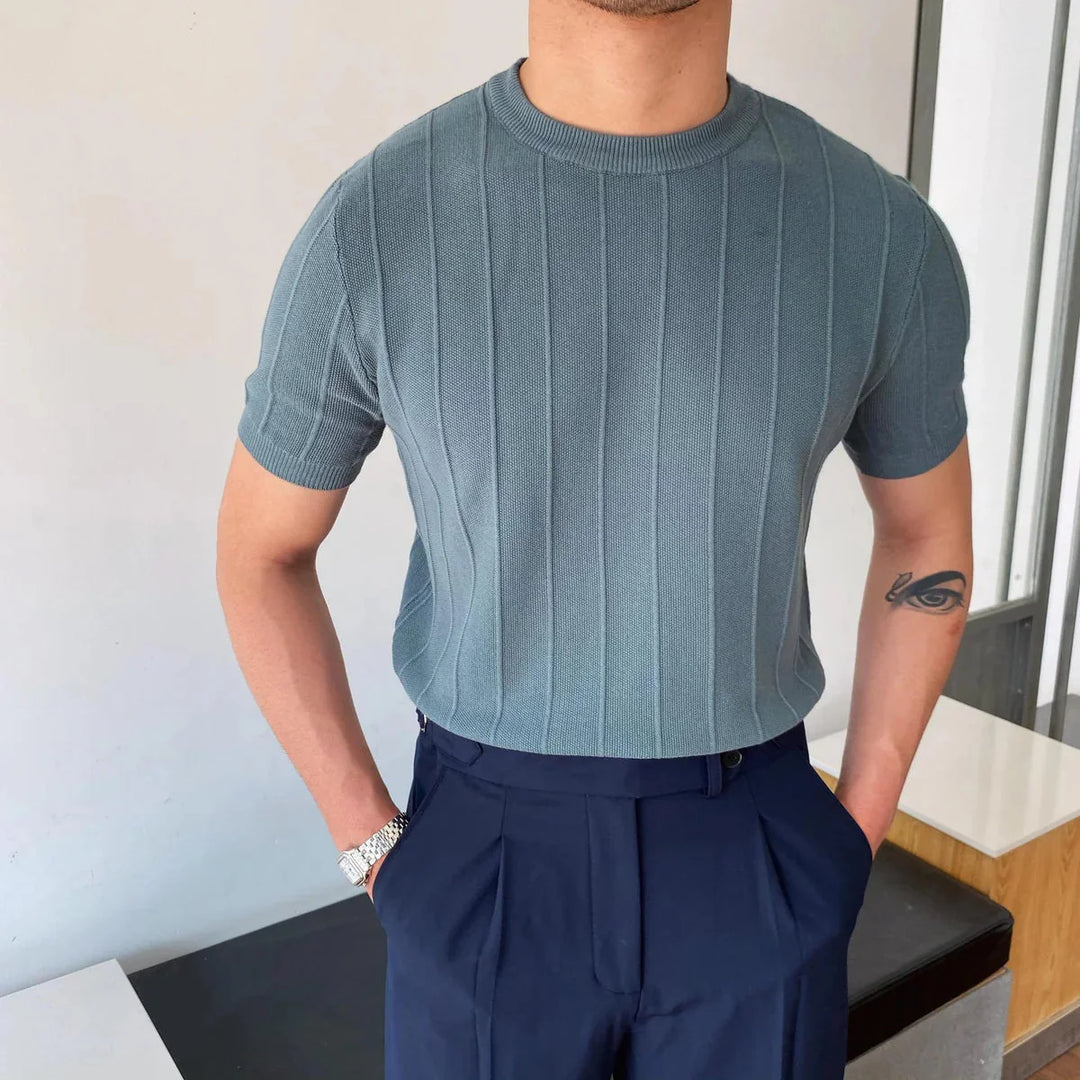 Chique heren slim fit korte mouw sweater met verfijnde verticale strepen. Moderne ronde hals voor een comfortabele zomerse look.