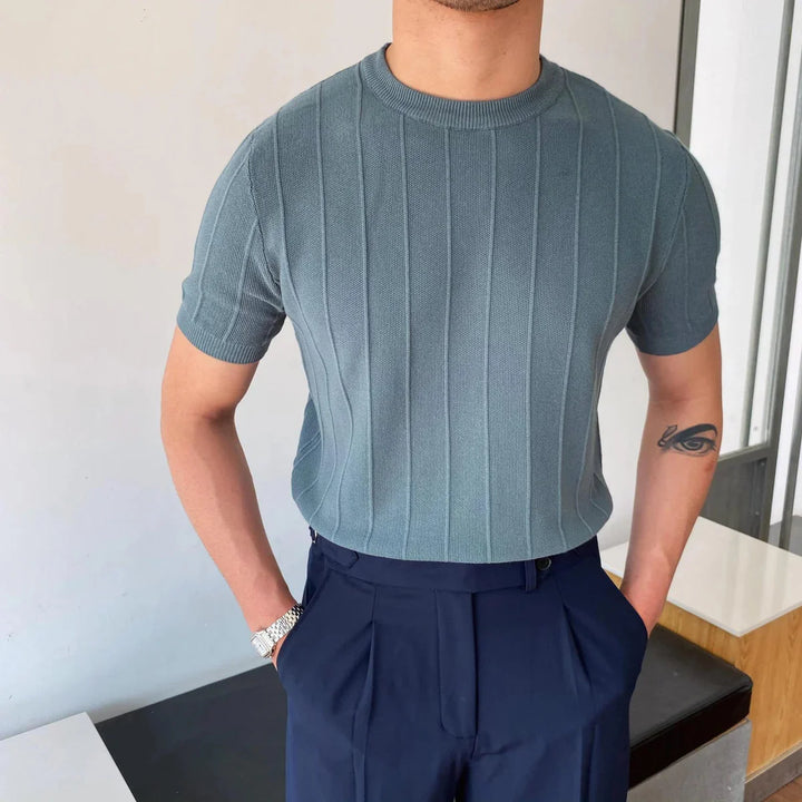 Chique heren slim fit korte mouw sweater met verfijnde verticale strepen. Moderne ronde hals voor een comfortabele zomerse look.