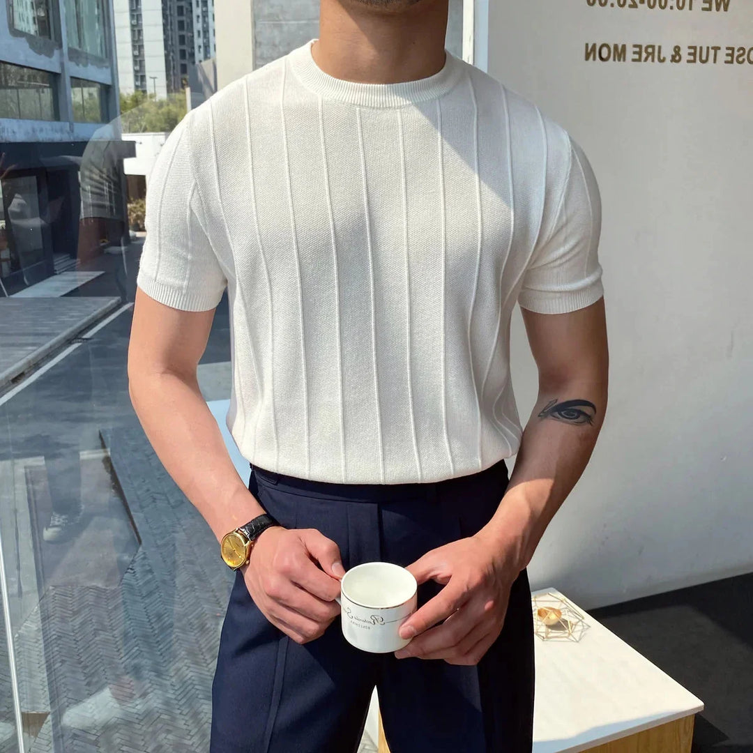 Comfortabele heren korte mouw sweater. Slim fit met trendy verticale strepen & ronde hals. Ideaal voor zomer & smart casual.