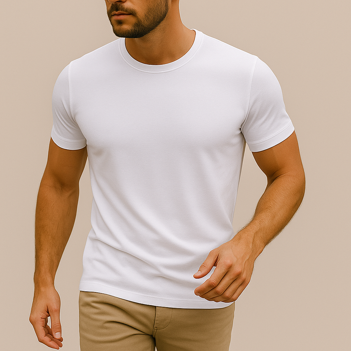 Detailopname van een heren slim fit t-shirt met ronde hals, toont de strakke pasvorm en zachte stof.