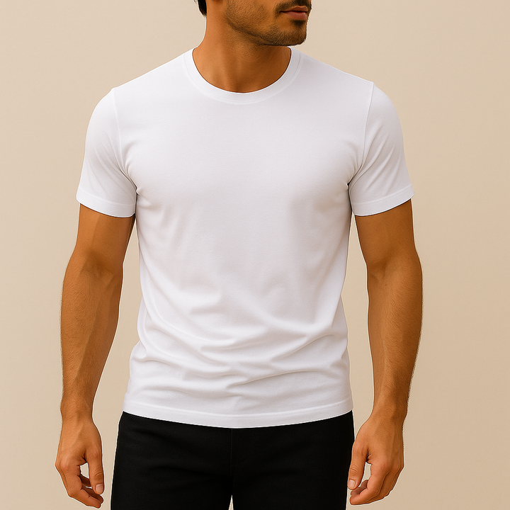 Man draagt comfortabel heren slim fit t-shirt met ronde hals, toont de stijlvolle casual pasvorm.