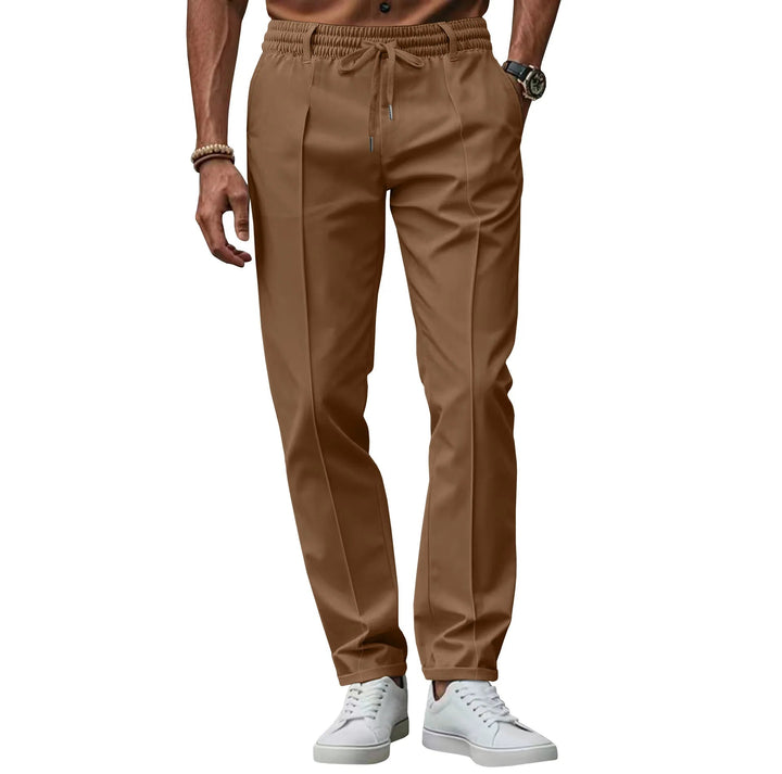 Donkerblauwe heren zakelijke broek, slim fit en uiterst comfortabel voor lange dagen.