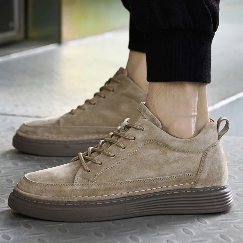 Heren lifestyle sneakers met dikke zool; khaki met bruine en witte details en vetersluiting.