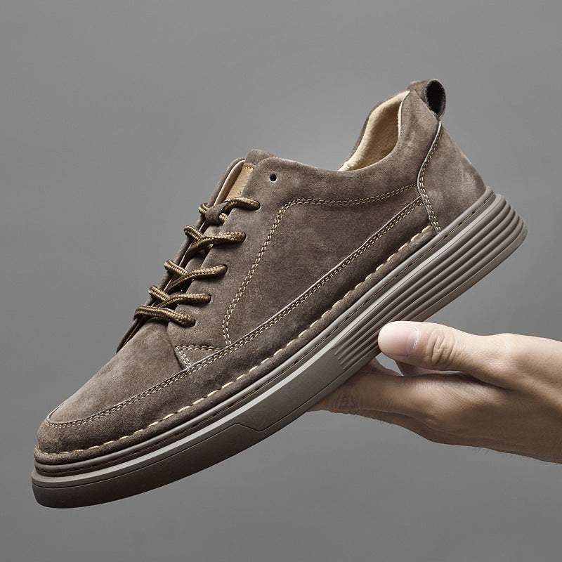 Bruine heren sneakers met vetersluiting; dikke zool biedt extra comfort en een casual look.