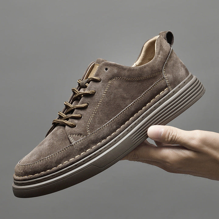 Bruine heren sneakers met vetersluiting; dikke zool biedt extra comfort en een casual look.