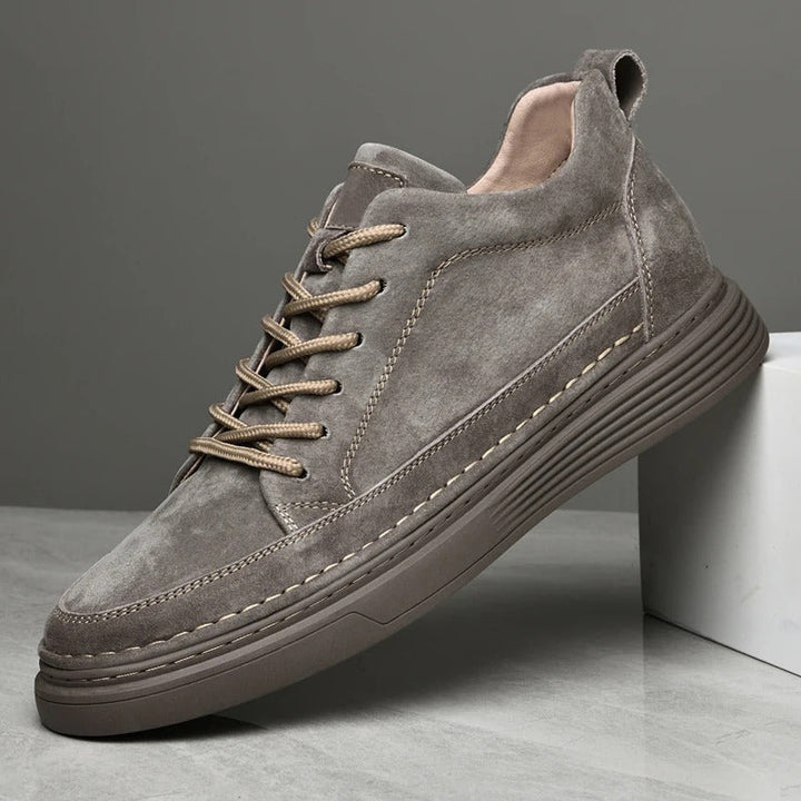 Witte heren sneakers met dikke zool; trendy en veelzijdig voor casual outfits en streetwear.