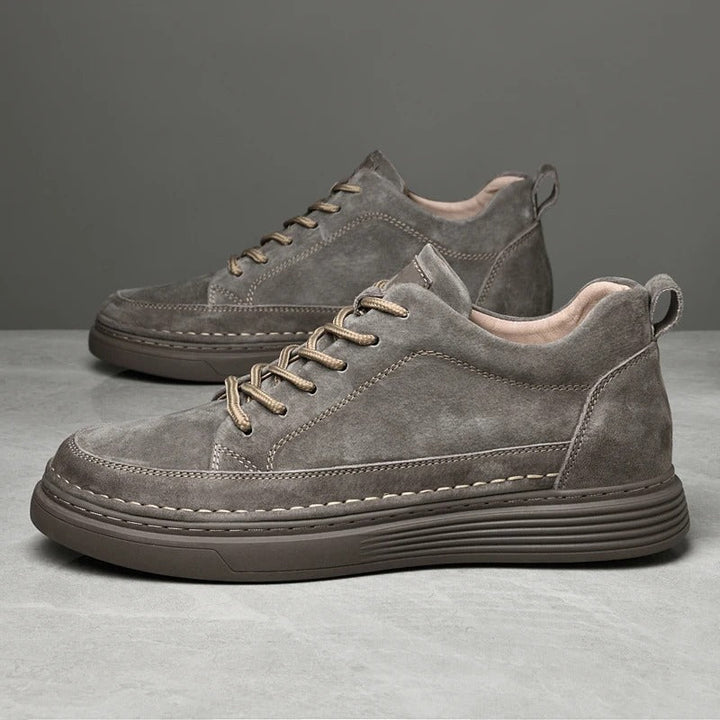 Khaki heren sneakers met dikke zool; robuust design voor de moderne man met comfort.