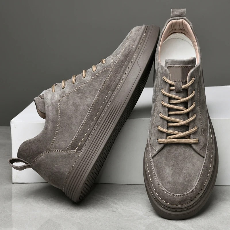 Streetwear heren sneakers; dikke zool en vetersluiting in khaki, bruin, wit voor een coole look.