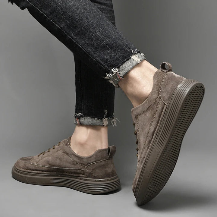 Comfortabele heren sportschoenen met dikke zool; khaki en bruin voor actieve dagen.