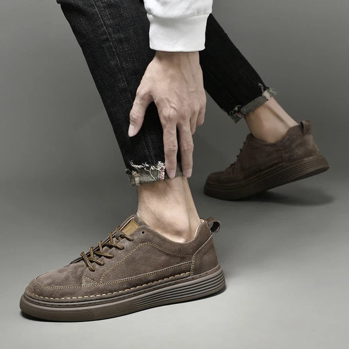 Trendy heren wandelsneakers met dikke zool; ideaal voor stad en dagelijks comfort.