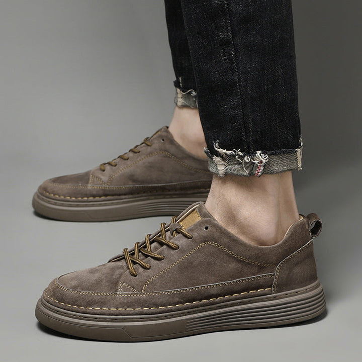 Heren vrijetijdssneakers met dikke zool; bruin met witte zool en veters voor casual stijl.