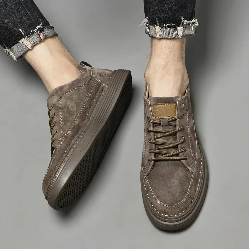 Khaki heren casual sneakers; dikke zool voor extra demping en stijlvolle vetersluiting.