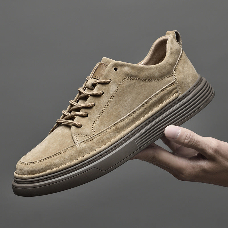Bruine heren sneakers met dikke witte zool; casual streetwear stijl met vetersluiting.