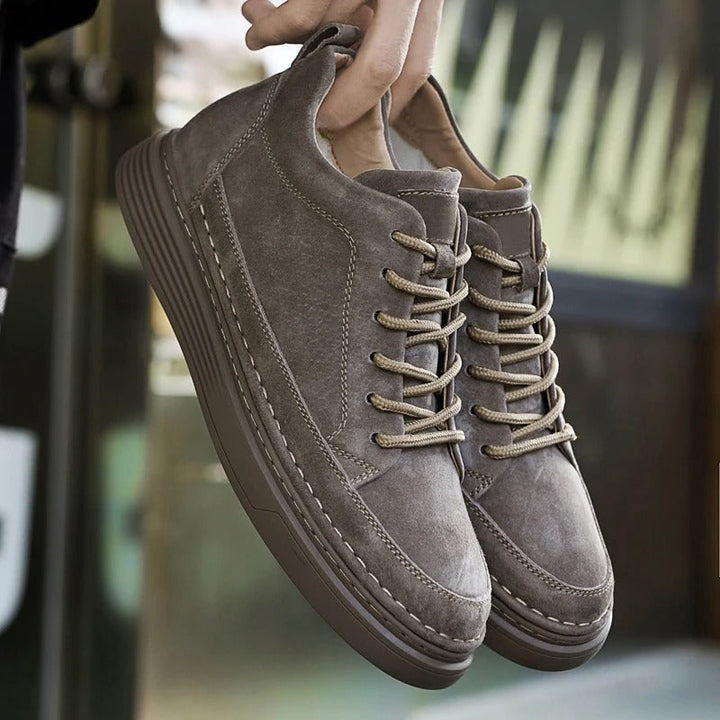 Bruine en witte heren sneakers; dikke zool voor een trendy streetwear look en comfort.