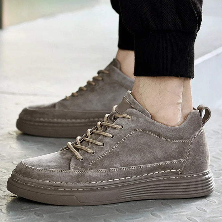Heren sneakers met dikke zool en veters; comfortabel en modieus voor elke dag.