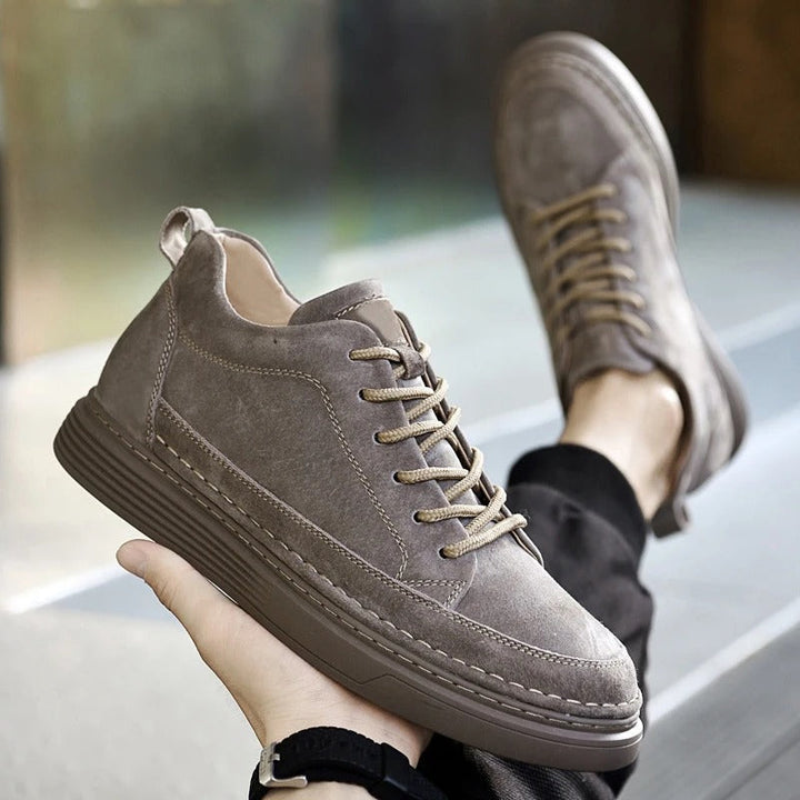 Dikke zool sneakers voor heren; trendy design in khaki, bruin en wit met vetersluiting.