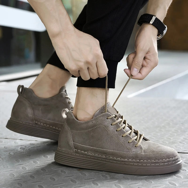 Moderne heren sneakers met dikke zool; comfortabele pasvorm en casual stijl voor streetwear.