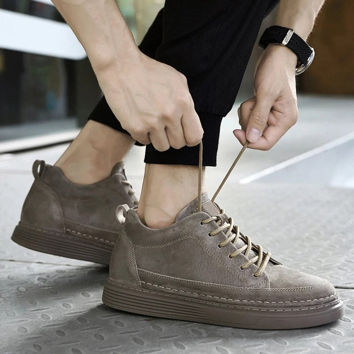 Moderne heren sneakers met dikke zool; comfortabele pasvorm en casual stijl voor streetwear.