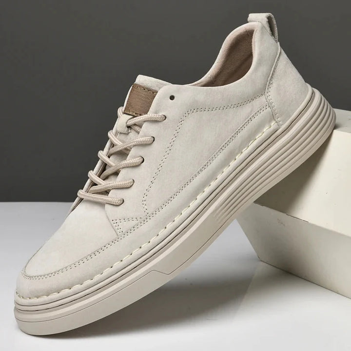 Bruine heren sneakers met dikke witte zool; trendy en comfortabel voor dagelijks gebruik.