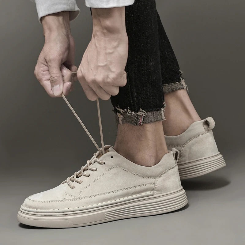 Heren sneakers met dikke zool; vetersluiting, khaki accenten voor streetwear en comfort.