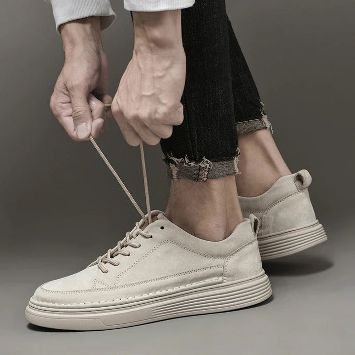 Heren sneakers met dikke zool; vetersluiting, khaki accenten voor streetwear en comfort.