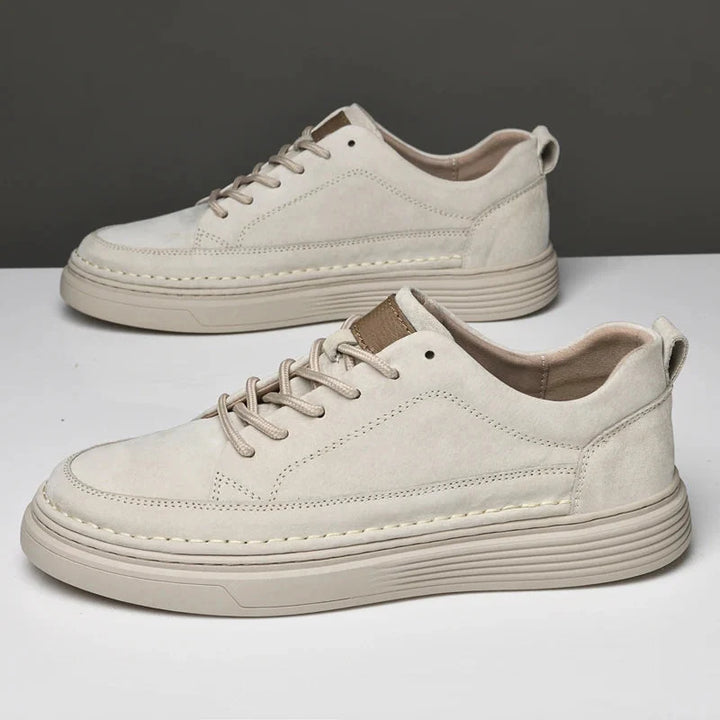 Trendy heren sneakers met dikke zool; khaki, bruine details, vetersluiting voor streetwear.
