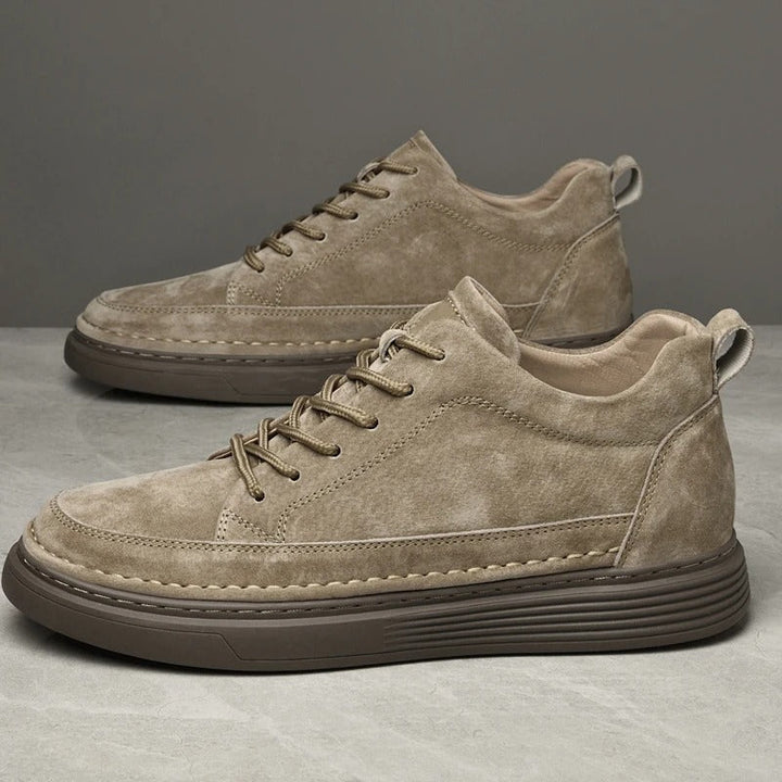 Trendy heren sneakers in khaki met vetersluiting en dikke zool voor streetwear.