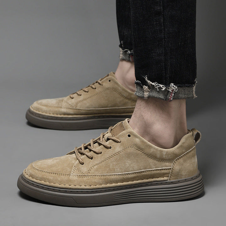 Witte en bruine heren sneakers met dikke zool; moderne casual look met comfort.