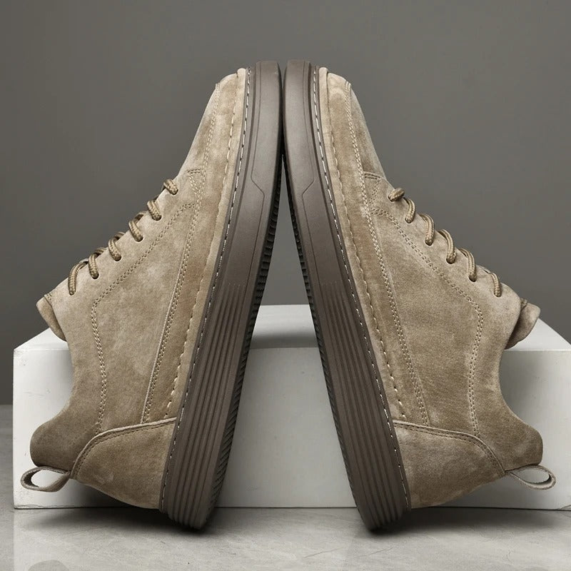 Streetwear heren sneakers met dikke zool; khaki en bruin detail voor een stoere stijl.