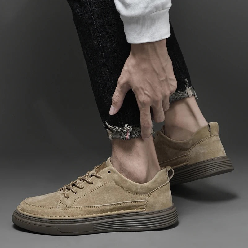 Modieuze heren sneakers met dikke zool; khaki en bruine accenten voor een trendy outfit.