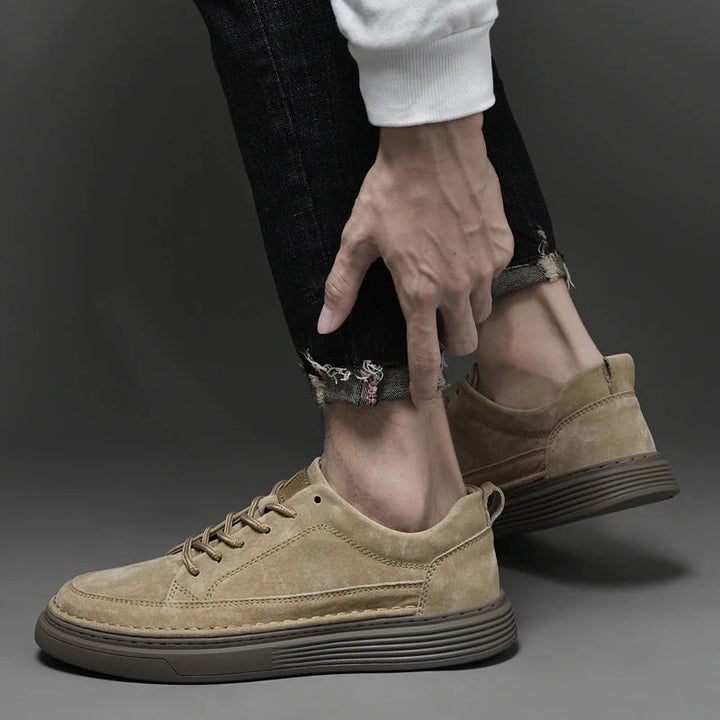Modieuze heren sneakers met dikke zool; khaki en bruine accenten voor een trendy outfit.