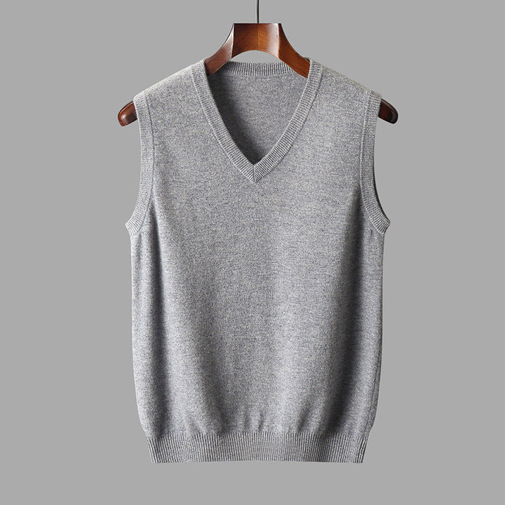 Man draagt een klassieke heren spencer met V-hals over een wit overhemd, nette look.