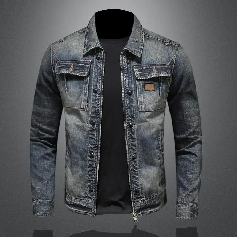 "Heren spijkerjas met knoopsluiting, denim materiaal en voorzakken, ideaal voor casual en stijlvolle looks."