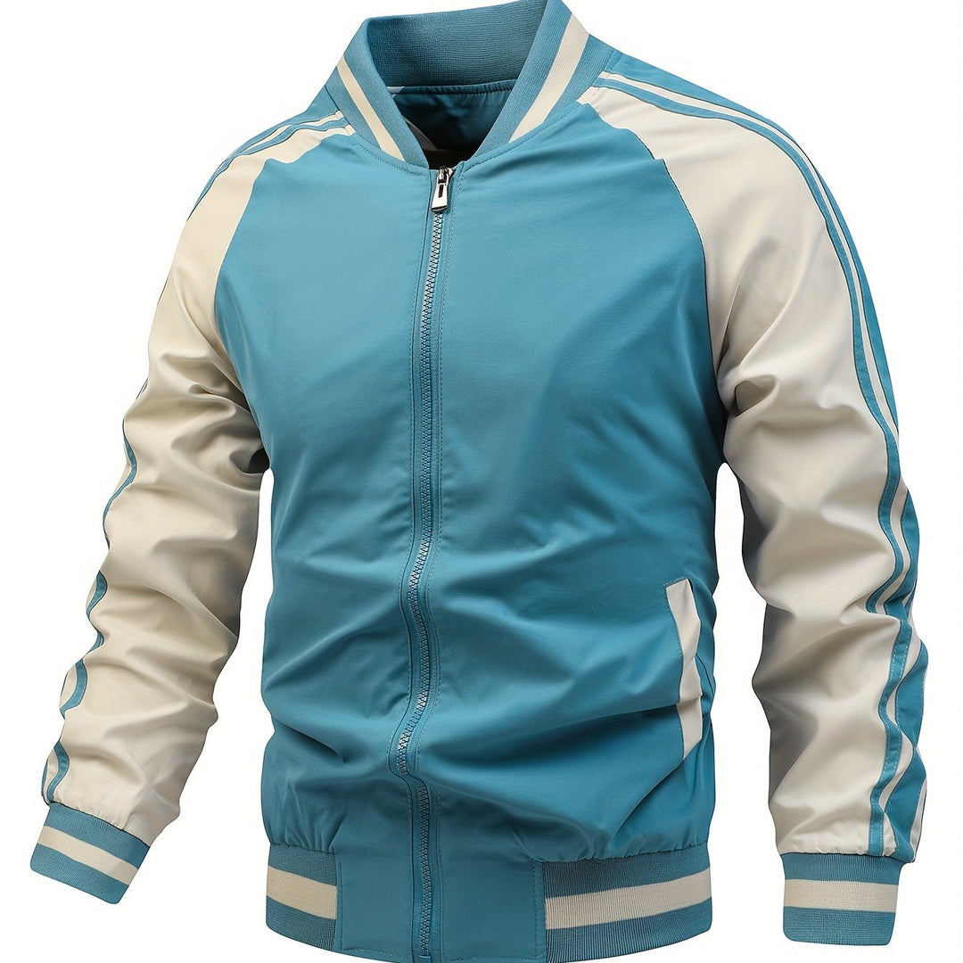 Zakdetail van het casual heren bomberjack met ritssluiting en retro sportieve strepen.