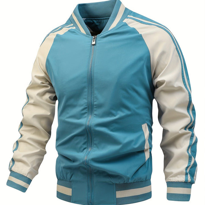 Zakdetail van het casual heren bomberjack met ritssluiting en retro sportieve strepen.