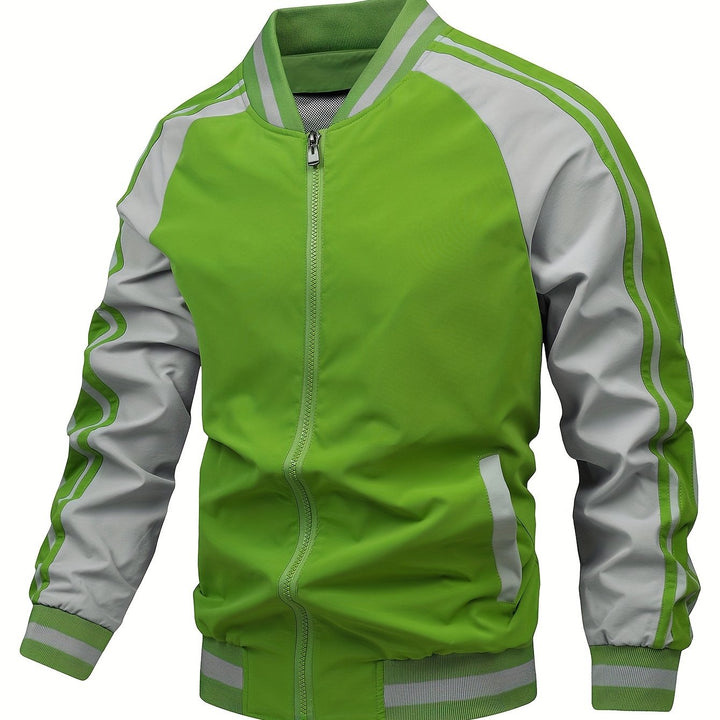 Rugzijde van het sportieve herenjack met retro strepen, casual mode bovenkleding.