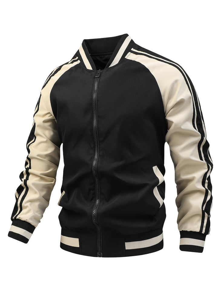 Close-up van de retro strepen op mouw van het heren sport bomberjack met ritssluiting.