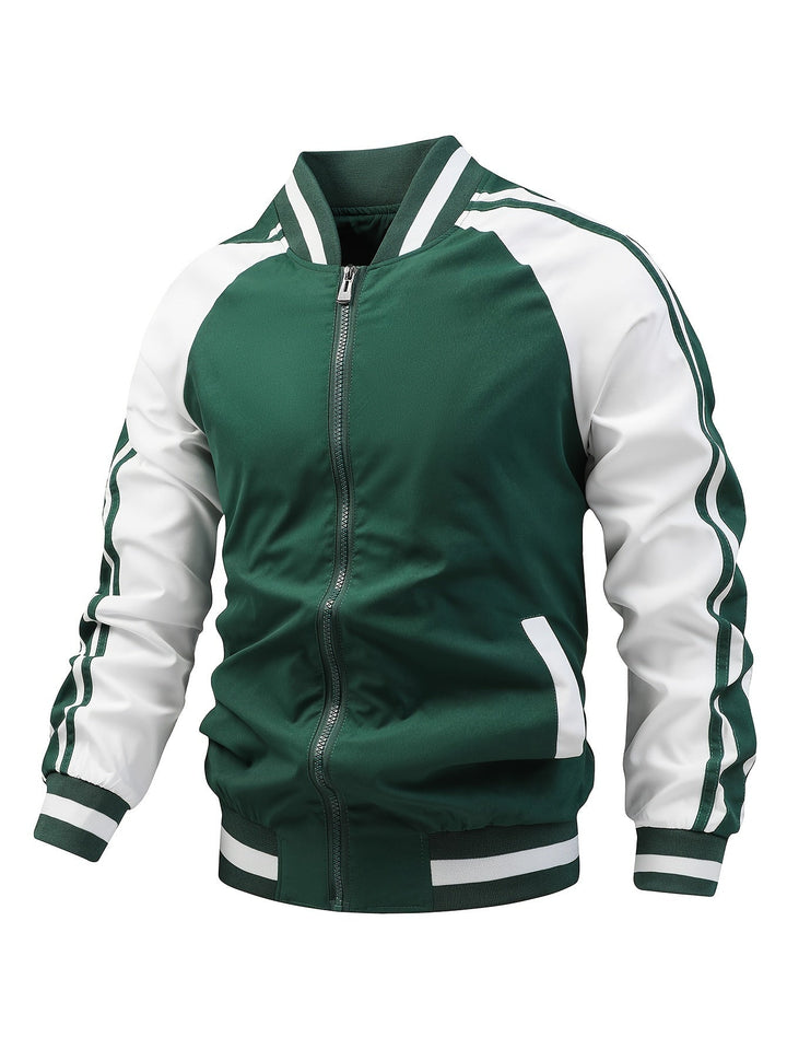 Model draagt sportief heren bomberjack met retro strepen, perfecte bovenkleding.