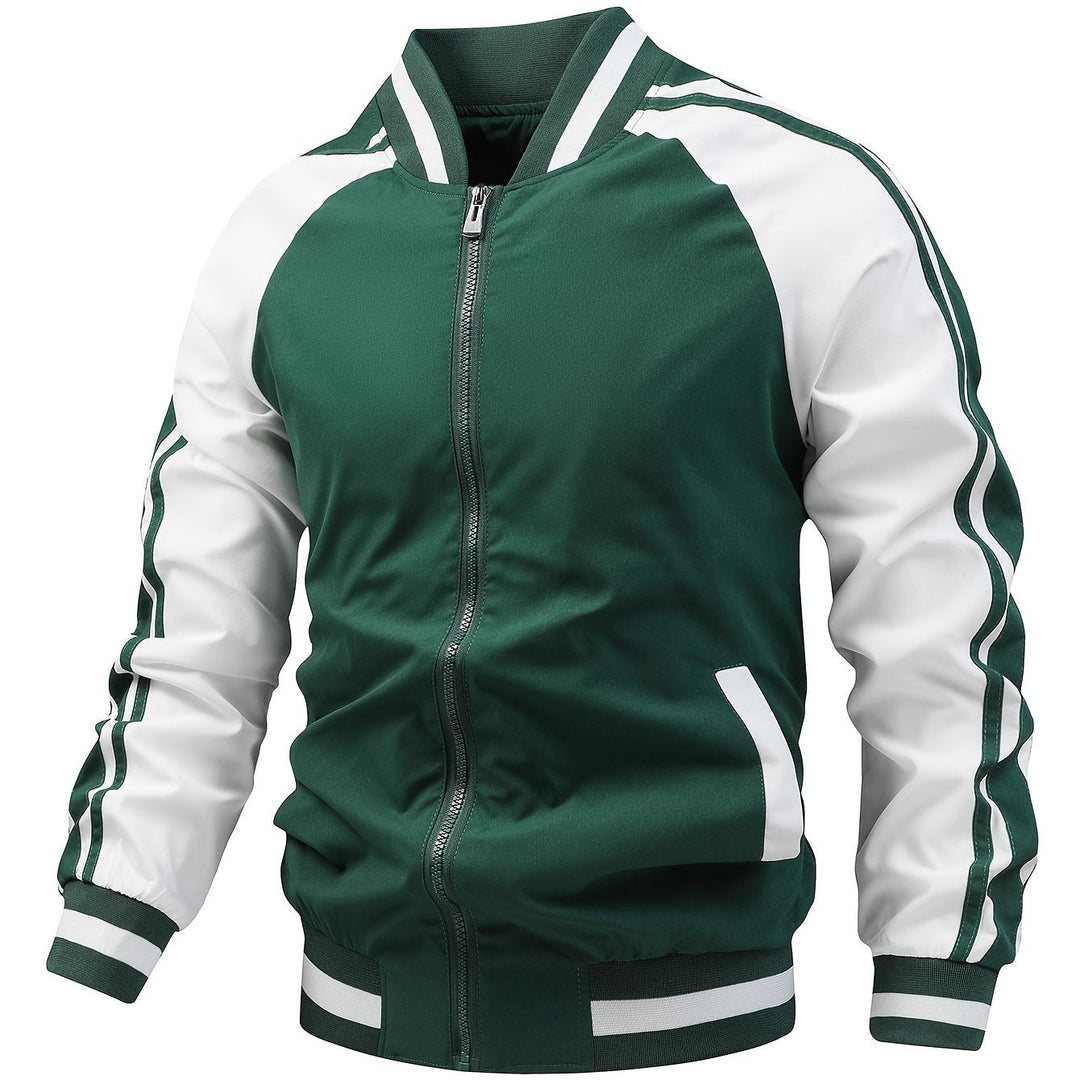 Nekdetail van het heren retro bomberjack met opstaande kraag en sportieve strepen.