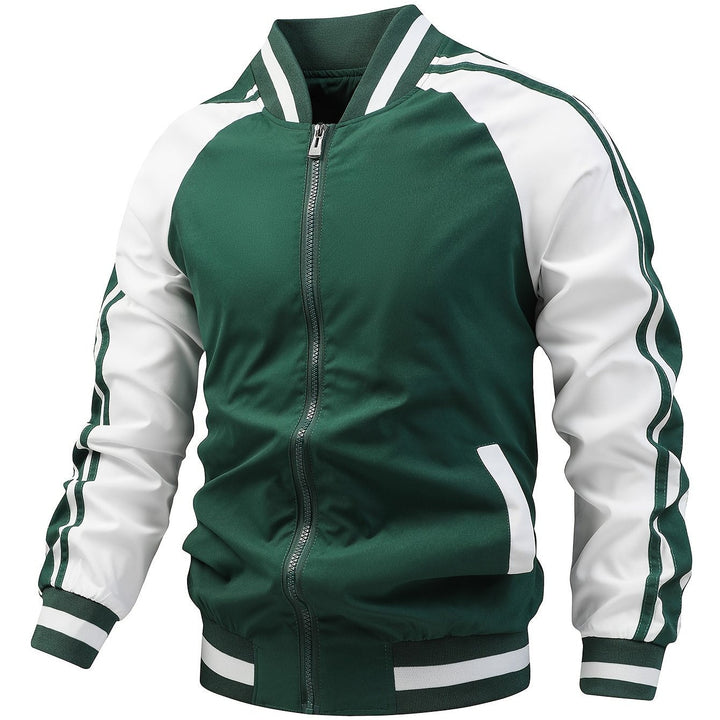 Nekdetail van het heren retro bomberjack met opstaande kraag en sportieve strepen.