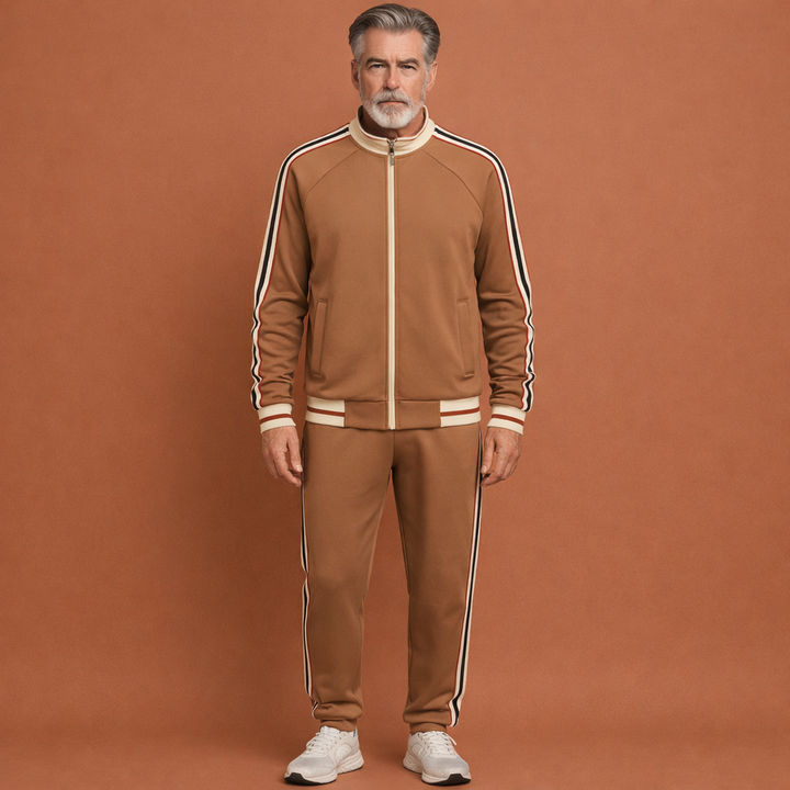 Heren sportief trainingspak met witte strepen op mouwen en broek; ideaal voor comfort en stijl.