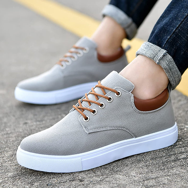 Heren sportieve schoenen met een lage pasvorm en ademend materiaal.