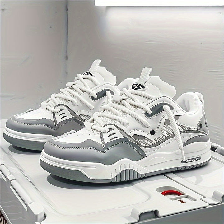 Zijkant van herensneaker met dynamisch design, witte zool en vetersluiting, voor sportief comfort.