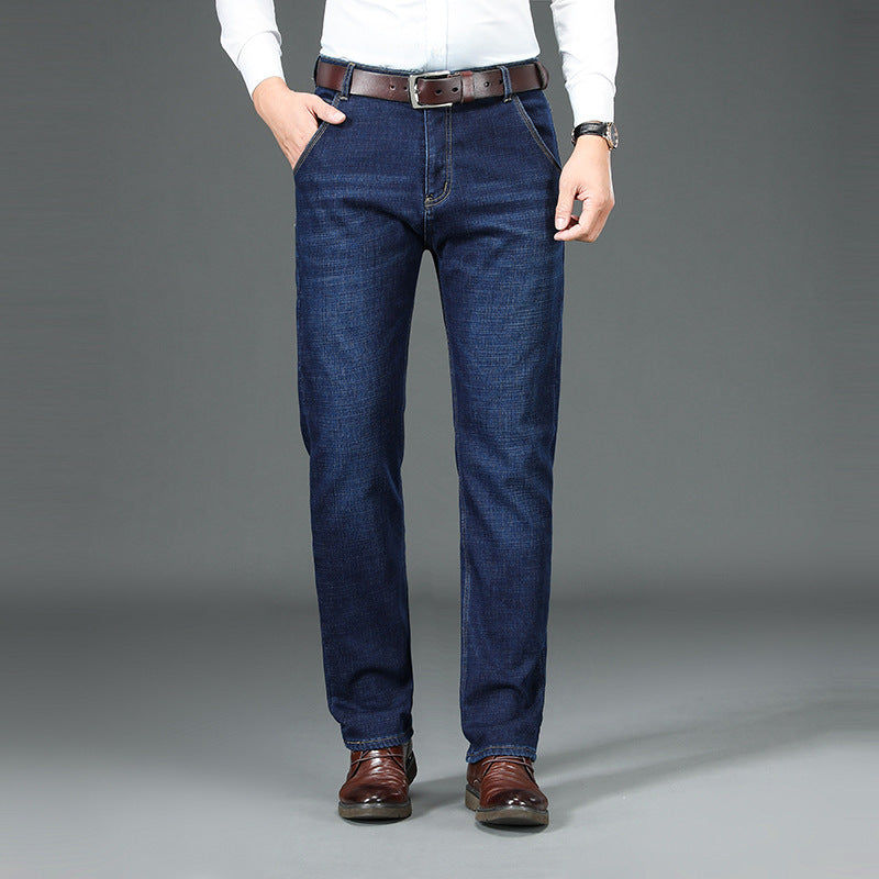 Donkerblauwe heren jeans met rechte pijpen en warme voering, perfect voor een comfortabele winterse casual look.