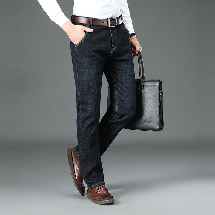 Detail van de zachte warme voering in een donkerblauwe heren straight leg jeans, perfect voor winter.