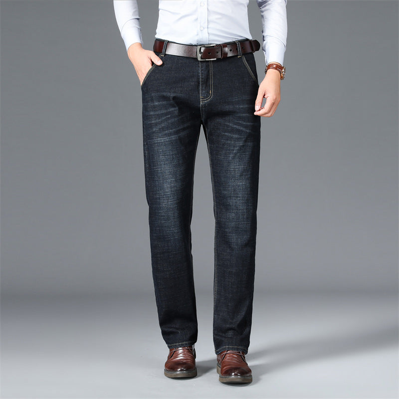 Man draagt comfortabele donkerblauwe heren jeans met rechte pijpen en warme voering, casual winterse look.